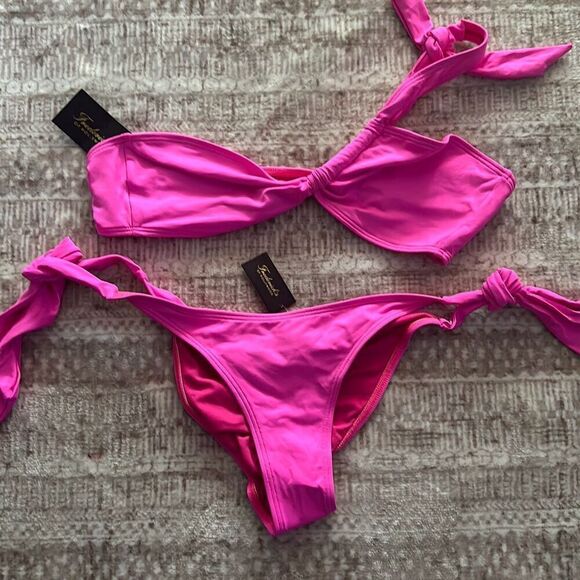 Fredrick’s of Hollywood Size Medium Hot pink Bikini set NWT - Picture 1 of 6